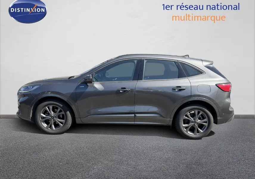 Vue de profil côté gauche d'un Ford Kuga gris magnétique métal 2024 finition ST-LINE avec jantes alliage.