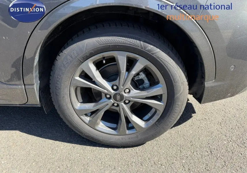 Gros plan sur la roue avant gauche du Ford Kuga gris magnétique métal, mettant en valeur la jante alliage 18 pouces.