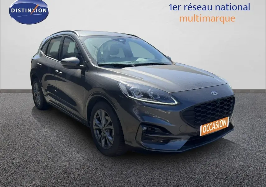Ford Kuga 2024 gris magnétique métal en 3/4 avant droit avec calandre noire et jantes alliage.