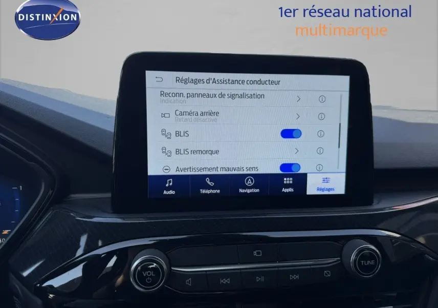 Vue rapprochée de l’écran tactile central du Ford Kuga 2024, affichant les réglages d’assistance conducteur.
