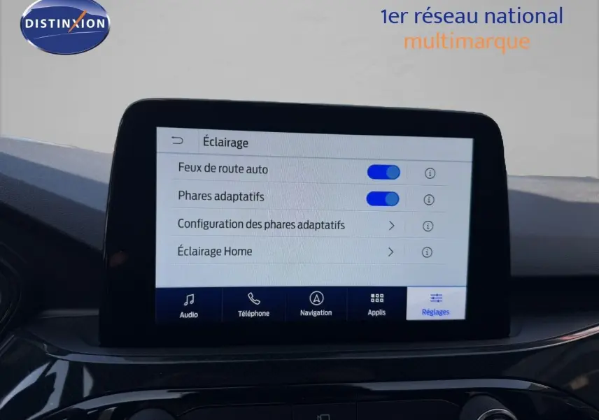 Écran tactile central du Ford Kuga 2024 affichant les réglages d’éclairage avec interface moderne et tableau de bord noir.