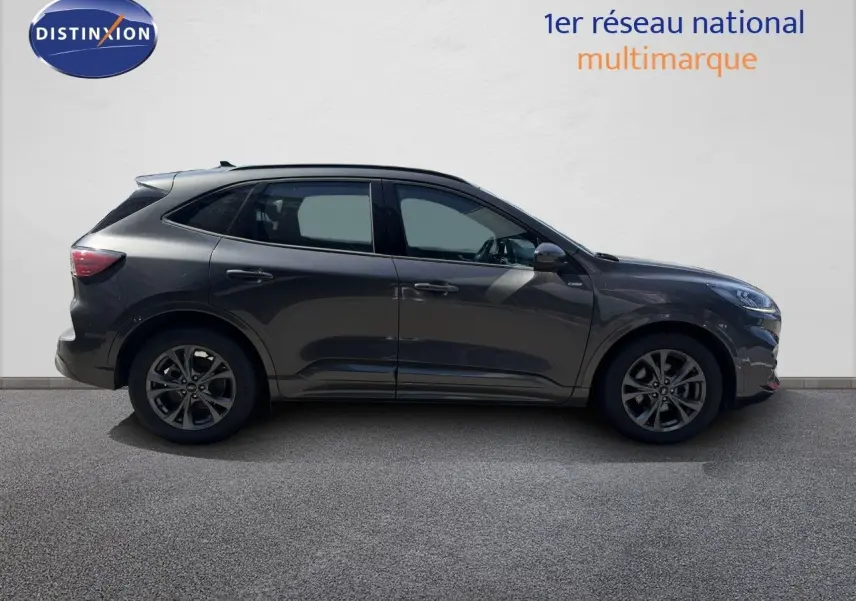 Profil droit d'un Ford Kuga 2024 gris magnétique métal, finition ST-LINE avec jantes alliage et vitres teintées.