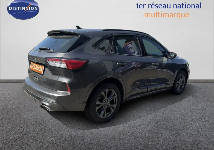 Vue 3/4 arrière droite d’un Ford Kuga gris magnétique métal 2024 avec jantes alliage et feux LED distinctifs.
