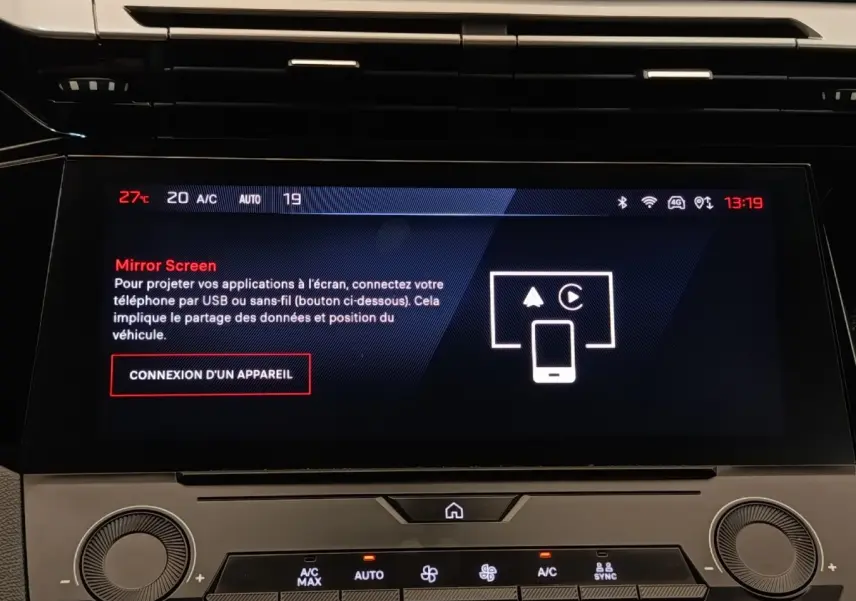Écran tactile central de la Peugeot 308 blanche, affichant la connexion Mirror Screen, vue intérieure frontale.