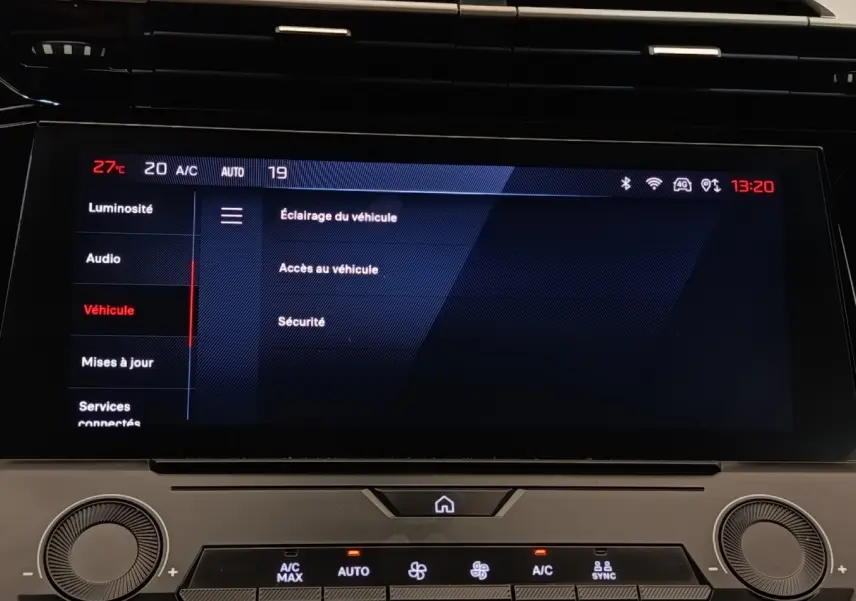Écran tactile central de la Peugeot 308 blanc, affichant le menu réglages véhicule en intérieur.