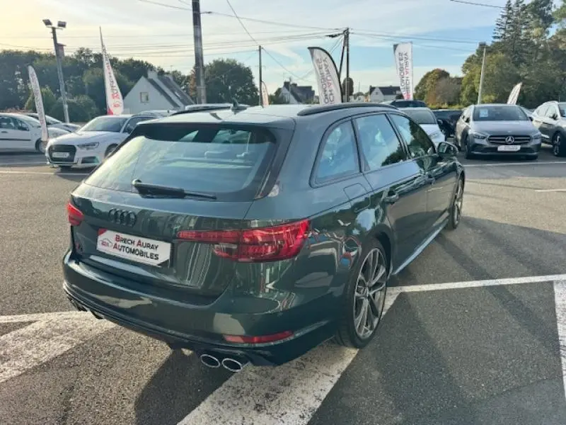 Audi S4 Avant vert Gotland vue 3/4 arrière droit, avec double sortie d’échappement et toit panoramique ouvert.