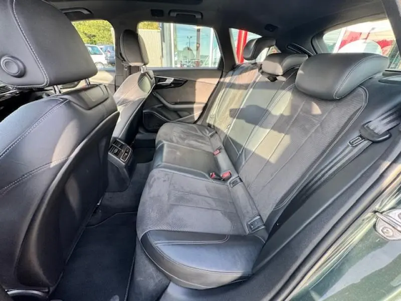Vue côté droit de la banquette arrière en cuir noir de l'Audi S4 Avant Vert Gotland avec appuie-têtes réglables.