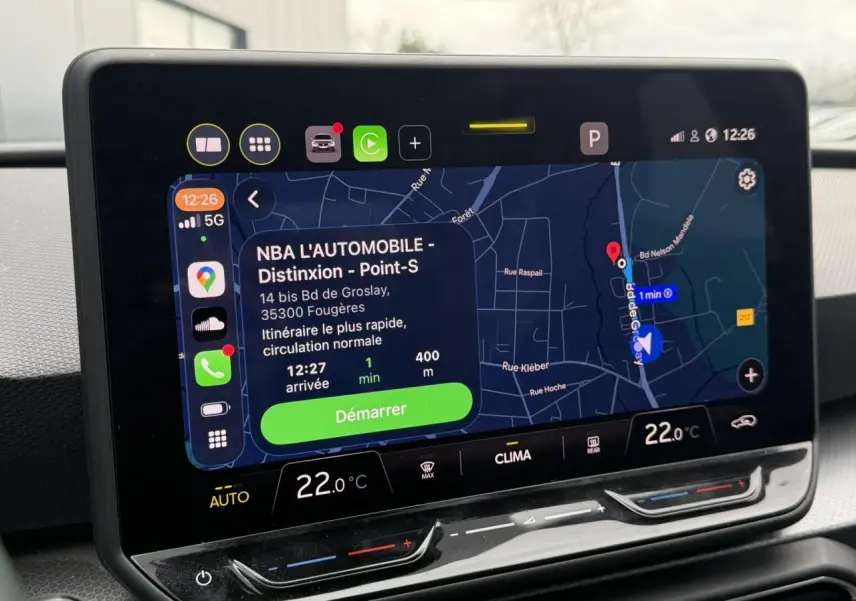 Écran tactile central du tableau de bord d’une SEAT Leon 1.5 TSI 115 Style 2025 affichant la navigation GPS.