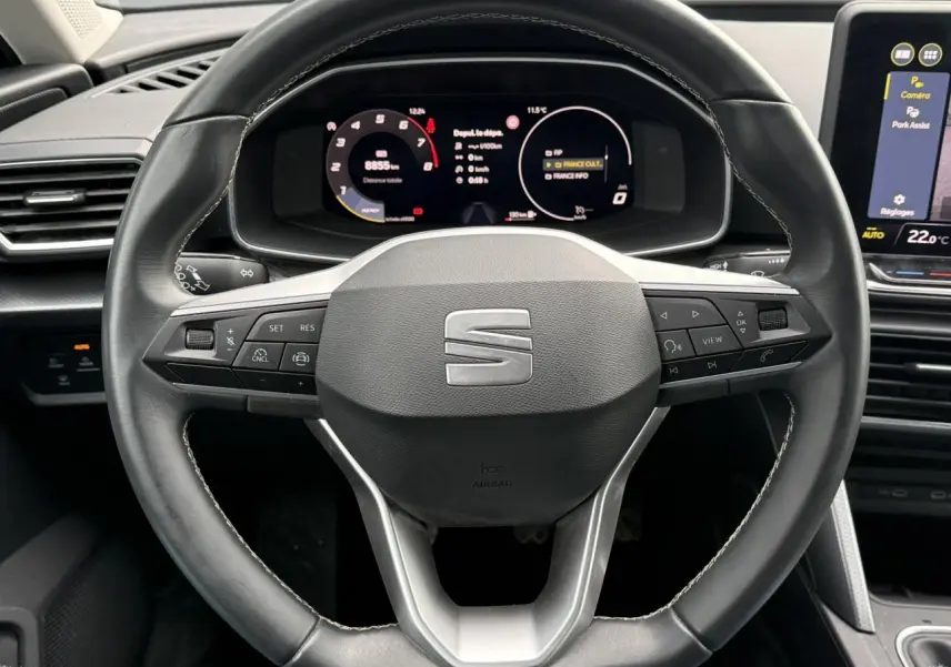 Vue rapprochée du volant cuir multifonction et du tableau de bord numérique du SEAT Leon 2025, intérieur noir.