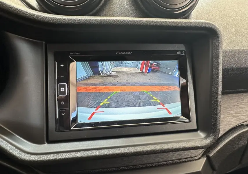 Écran central montrant la caméra de recul côté conducteur de l’AIXAM AMBITION 0.5 CITY PACK blanc, vue intérieure.