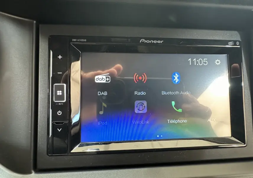 Écran tactile Pioneer du tableau de bord de l'AIXAM AMBITION 0.5 CITY PACK 2026 avec interface multimédia visible.