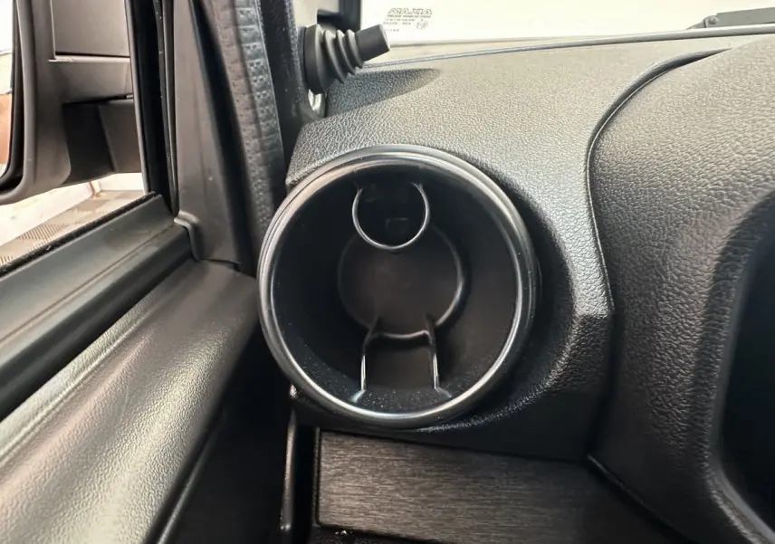 Détail de la sortie d’air ronde côté gauche du tableau de bord de l’AIXAM Ambition 0.5 City Pack 2026 blanc.