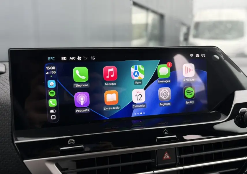 Écran tactile central affichant Apple CarPlay dans l'habitacle moderne de la Citroën C4 Hybrid 2025.