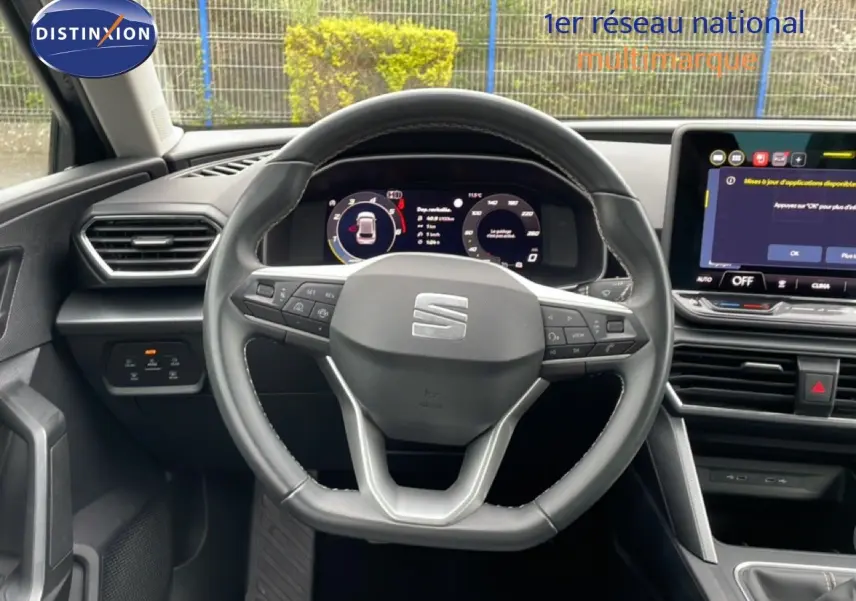 Vue intérieure centrée sur le volant cuir multifonction et le tableau de bord numérique de la SEAT LEON 2025.
