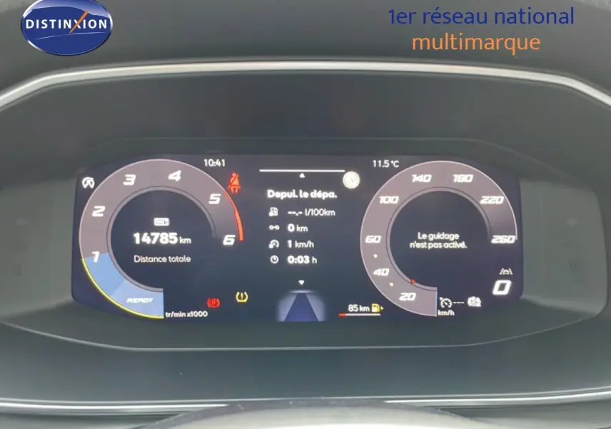 Tableau de bord numérique de SEAT LEON 2025 affichant 14 785 km, vitesse 0 km/h, température 11,5°C, en mode veille.