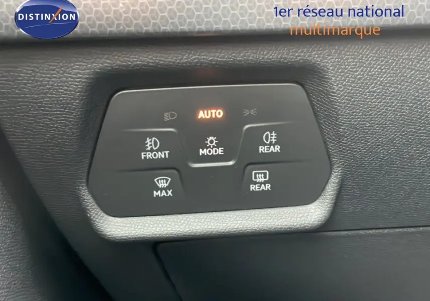 Panneau de commandes d’éclairage intérieur avec mode automatique, sur SEAT LEON gris magnétique métal 2025.
