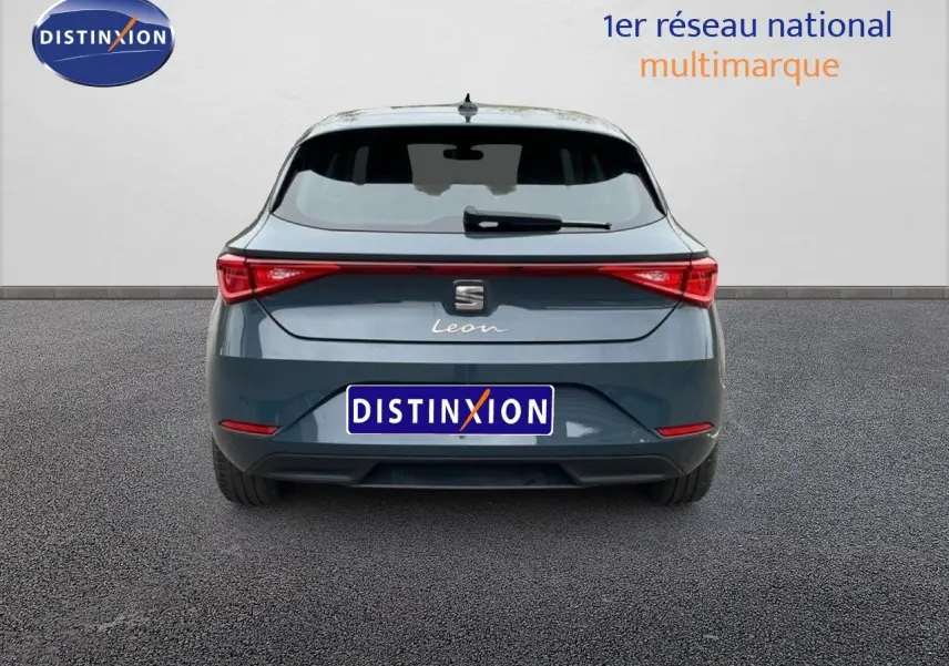 Vue arrière d'une SEAT Leon gris magnétique métal 2025 avec feux arrière LED et logo distinctif au centre.