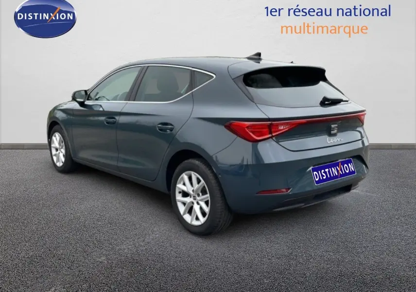 SEAT Leon 2025 gris magnétique métal vue 3/4 arrière droit, avec feux arrière LED et jantes alliage.