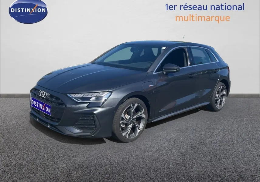 Audi A3 Sportback gris Daytona métal vue 3/4 avant droit, avec jantes alliage et calandre S-Line distinctive.