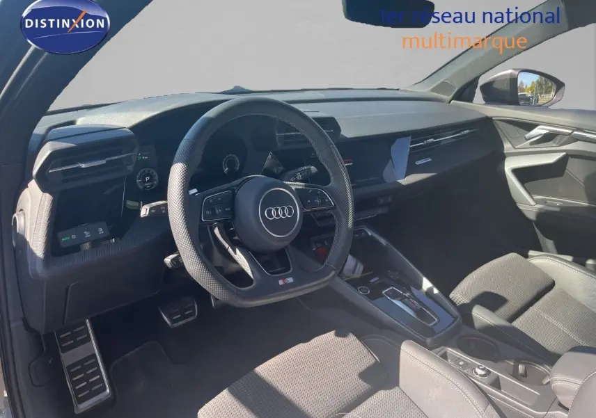 Vue intérieure de l'Audi A3 Sportback 40 TFSIe 2025, tableau de bord et volant multifonction en cuir noir.