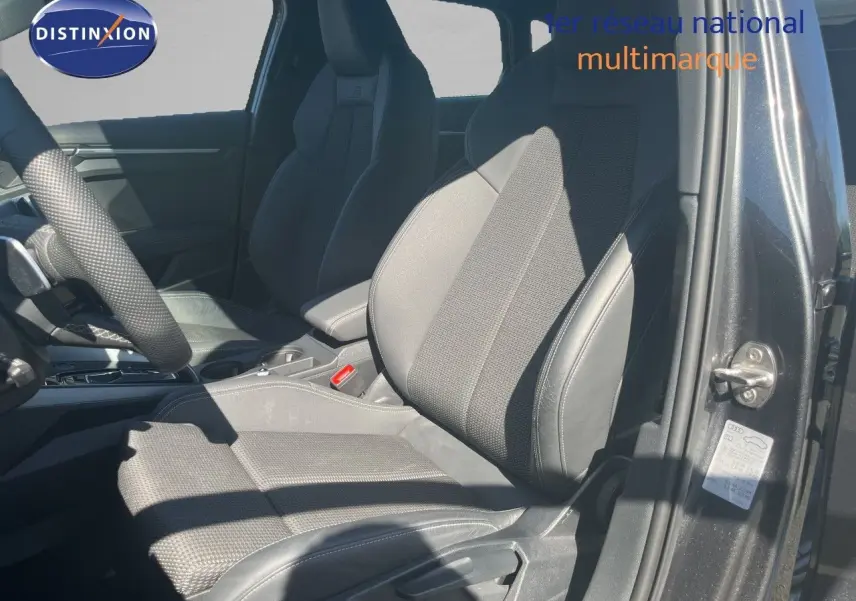 Vue intérieure côté conducteur de l'Audi A3 Sportback 40 TFSIe S-Line 2025 avec sièges en tissu et cuir noir.