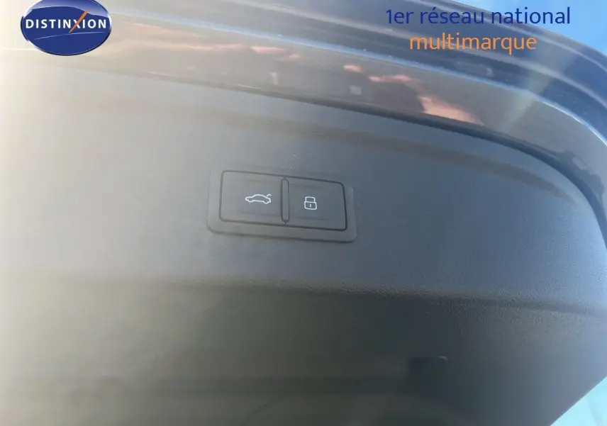 Gros plan sur les boutons d'ouverture et de verrouillage du hayon d'une Audi A3 Sportback gris Daytona 2025.