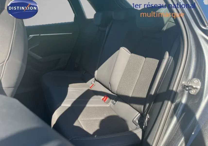 Vue intérieure du siège arrière côté droit de l'Audi A3 Sportback gris Daytona Metal, montrant les ceintures et la texture du tissu.
