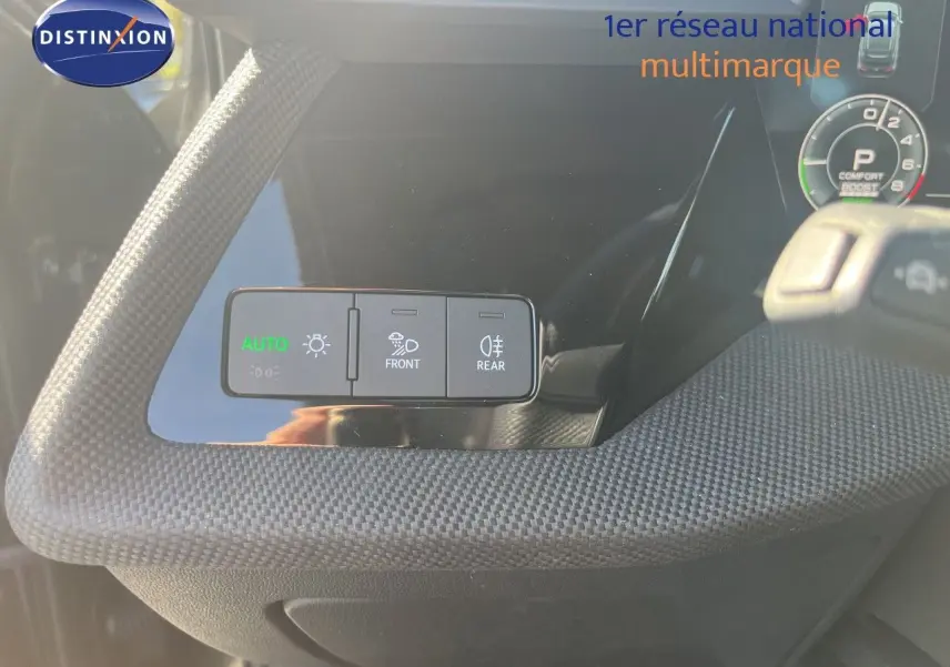 Panneau de commande des feux avec réglages auto et antibrouillards, intérieur noir texturé de l'Audi A3 Sportback 2025.