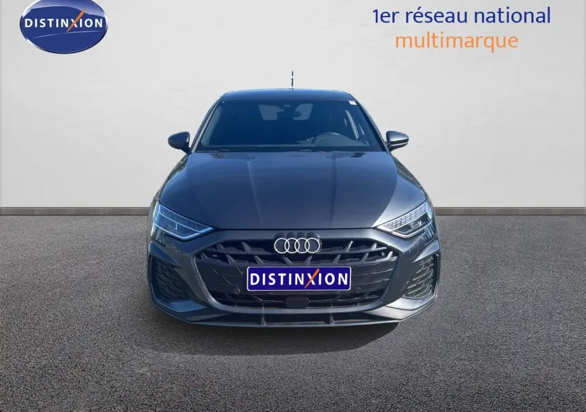 Vue avant d'une Audi A3 Sportback 40 TFSIe S-Line gris Daytona metal avec calandre noire et phares LED.