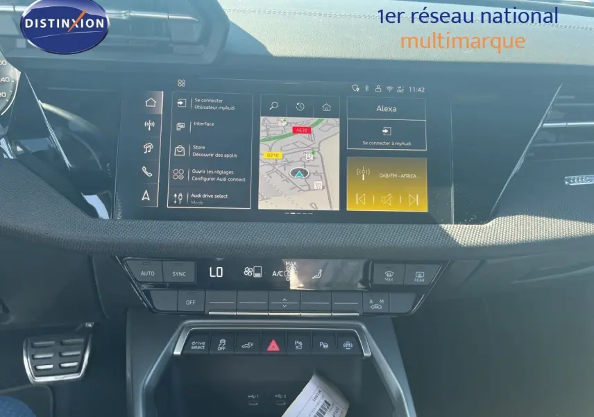Intérieur de l'Audi A3 Sportback 2025, vue du tableau de bord avec écran tactile et commandes climatisation, finition noire.