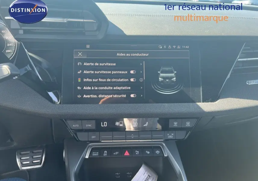 Vue intérieure du tableau de bord de l'Audi A3 Sportback 2025, écran central affichant les aides à la conduite.