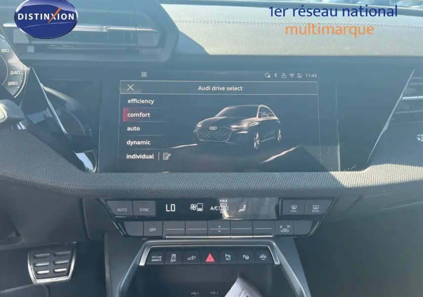 Écran central montrant l'Audi A3 Sportback gris Daytona en mode confort, avec commandes climatisation et boutons multifonctions.