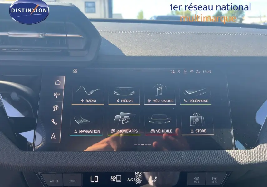 Vue rapprochée de l'écran tactile central de l'Audi A3 Sportback 40 TFSIe 2025, affichant le menu multimédia et navigation.