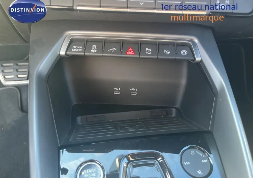 Vue rapprochée de la console centrale de l'Audi A3 Sportback 2025 gris Daytona, montrant les commandes et ports USB-C.