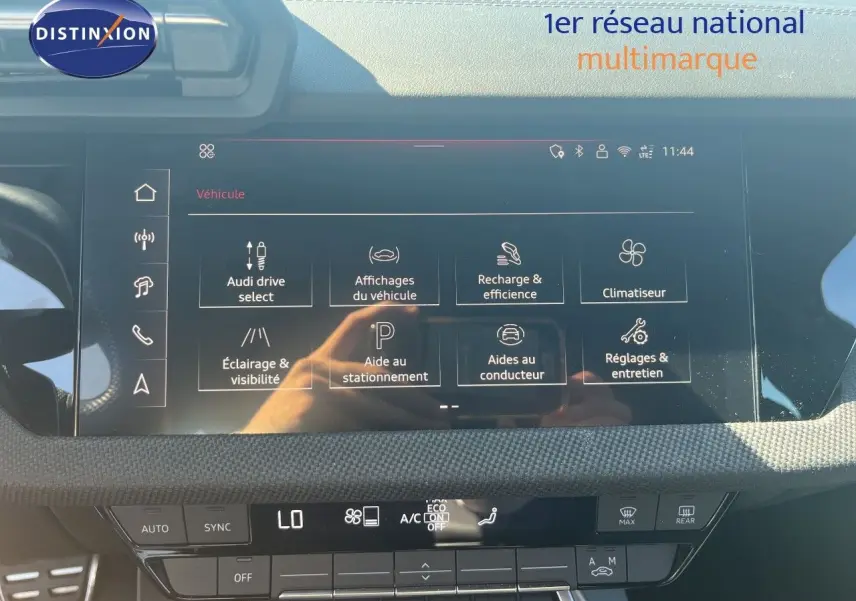 Vue de face de l'Audi A3 Sportback gris Daytona Metal 2025, avec écran tactile central et tableau de bord moderne.