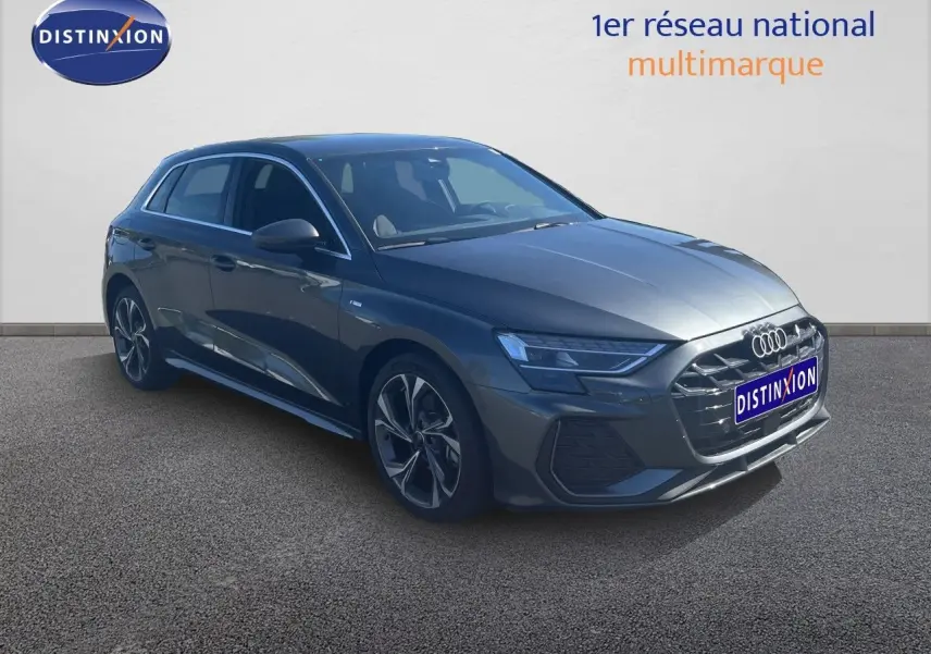 Audi A3 Sportback gris Daytona métal vue 3/4 avant droit avec jantes alliage et calandre S-Line distinctive.