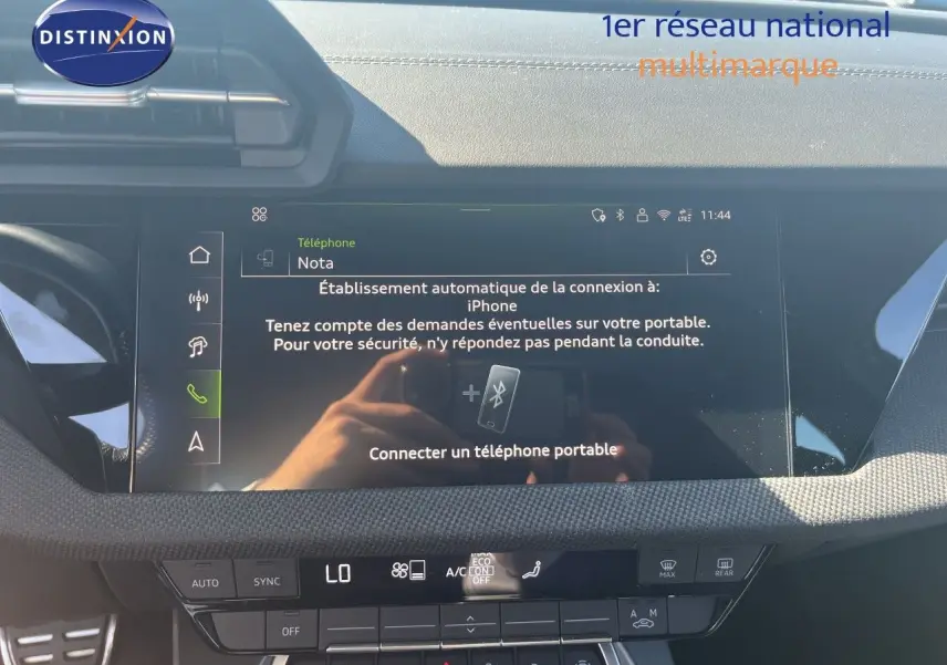 Intérieur de l'Audi A3 Sportback 40 TFSIe 2025, vue du tableau de bord avec écran tactile et commandes climatisation.