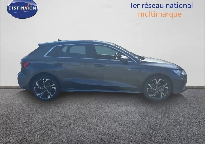 Profil droit d'une Audi A3 Sportback gris Daytona Metal, version hybride rechargeable S-Line 2025, roues alliage bi-ton.