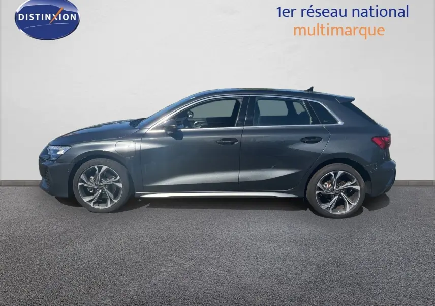 Profil latéral droit d'une Audi A3 Sportback 40 TFSIe gris Daytona métal avec jantes alliage et calandre S-Line visible.