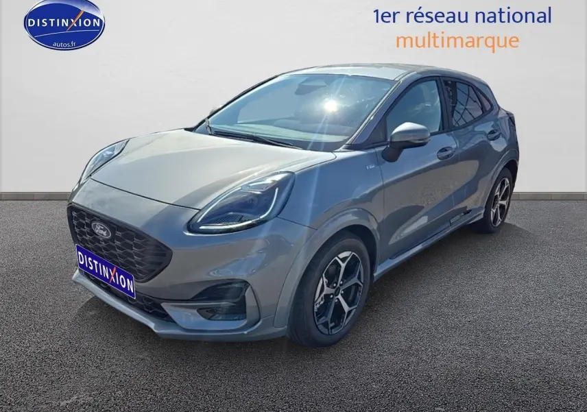 Ford Puma gris cactus vue 3/4 avant droit avec jantes 17 pouces et phares full LED allumés.