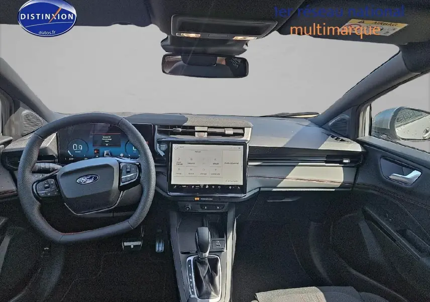 Intérieur du Ford Puma 2025 vu de face, tableau de bord moderne avec écran tactile 12 pouces et volant multifonction.