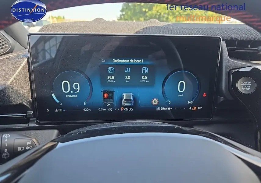 Vue rapprochée du tableau de bord numérique du Ford Puma gris cactus 2025 avec écran tactile et démarrage sans clé.