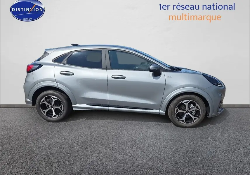 Ford Puma gris cactus vu de profil côté gauche avec jantes 17 pouces et lignes dynamiques st-line.