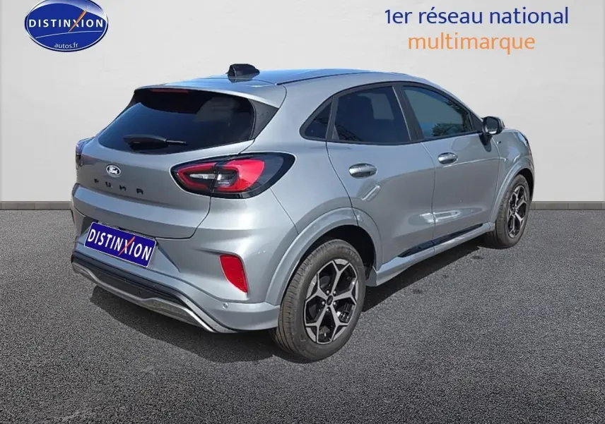 Vue 3/4 arrière droite du Ford Puma gris cactus 2025 avec jantes 17 pouces et feux arrière LED distinctifs.