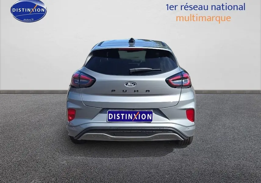 Vue arrière d'un Ford Puma gris cactus 2025 avec feux arrière LED et logo distinctif Ford.