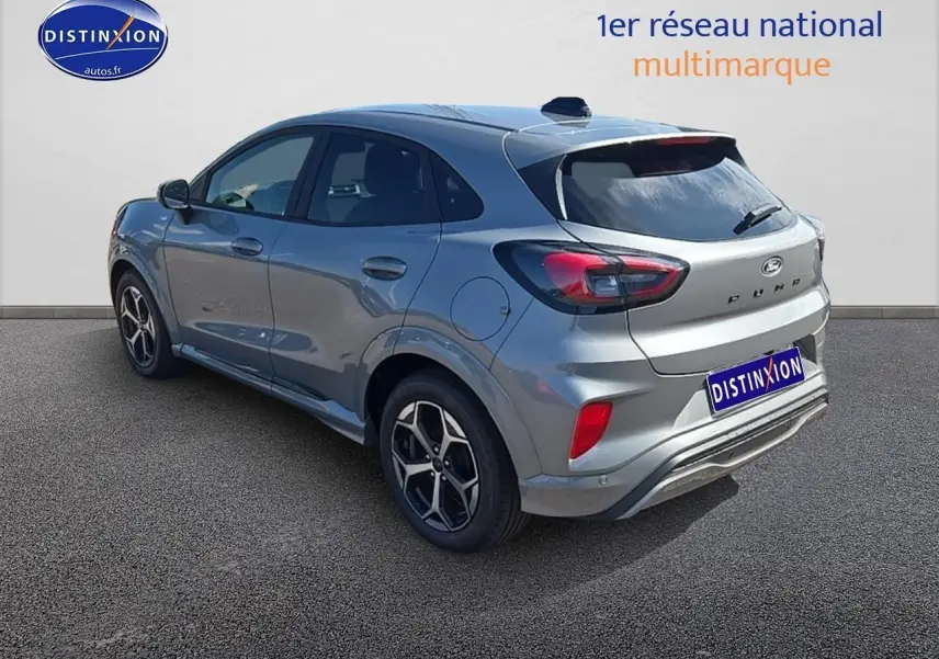 Ford Puma gris cactus vue 3/4 arrière droit avec jantes 17 pouces et feux arrière LED distinctifs.