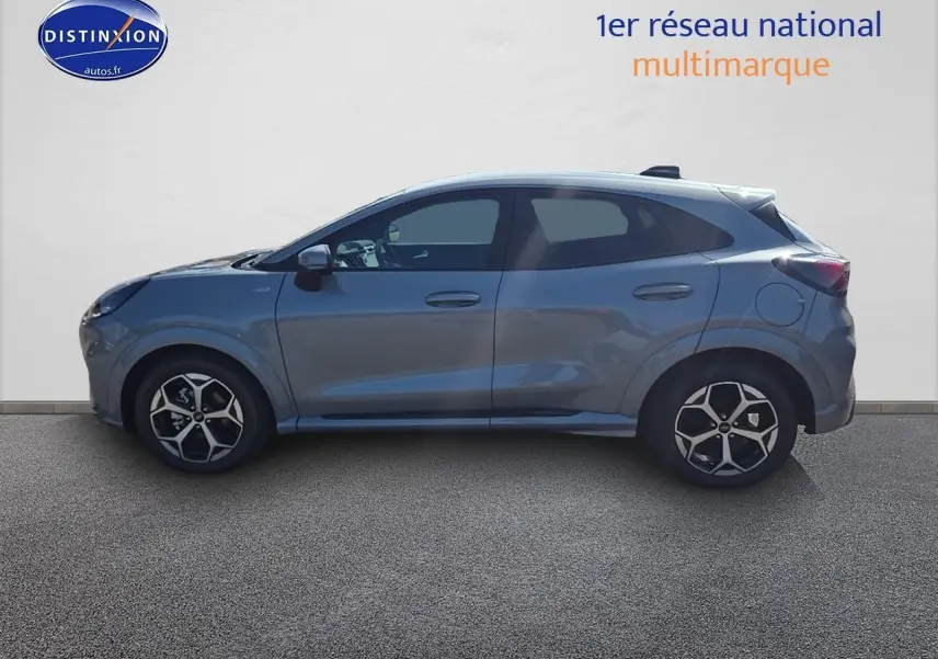 Ford Puma gris cactus vu de profil côté gauche, avec jantes 17 pouces et vitres teintées.