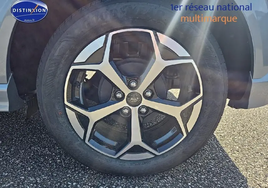 Gros plan sur la jante 17 pouces st-line en alliage noir et argent du Ford Puma gris cactus côté avant droit.