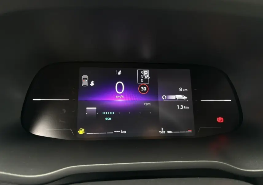 Tableau de bord numérique Renault Trafic Fourgon affichant vitesse zéro, mode parking et indicateurs de consommation et distance.