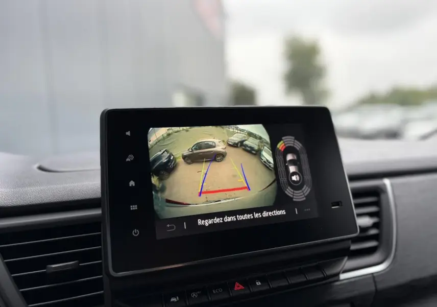 Écran multimédia du Renault Trafic Fourgon gris urbain affichant la caméra de recul avec guidage de trajectoire.